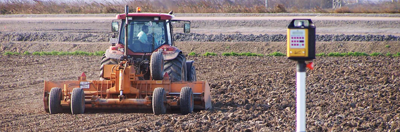 Maquina agrícola arando el campo