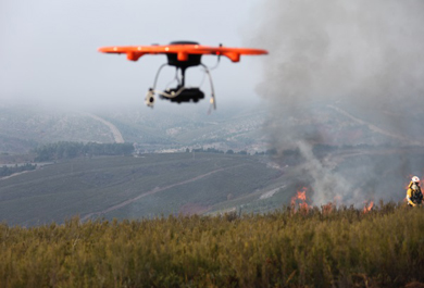 Ensayo con dron para apagar incendios forestales.