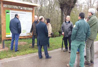 Grupo frente a panel informativo de la Cañada Burgalesa