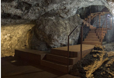 Escaleras de acceso a la Cueva del Vidrio.