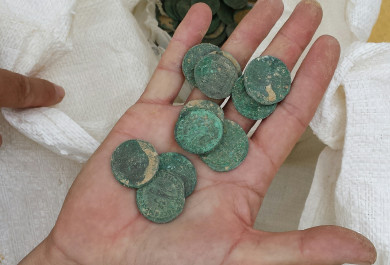 Ejemplar de las monedas romanas que fueron encontradas por trabajadores del Grupo Tragsa