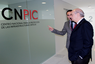El Ministro del Interior, Jorge Fernández Díaz, durante la visita a las obras realizadas por Tragsa