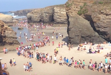 La Playa de las Catedrales se llena de turistas en época estival