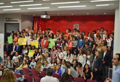 Grupo de escolares asistentes a conferencia medioambiental en centro educativo de La Rioja. 