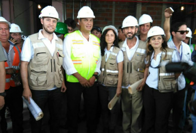 Correa con técnicos de Tragsatec en su recorrido por las obras. 