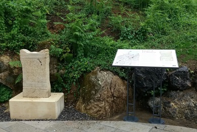 lápida romana (ara votiva) en fuente La Mortera