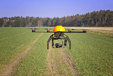 Dron sobrevolando una parcela de campo