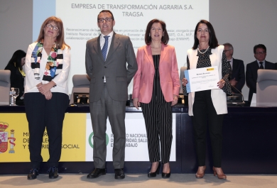 Amparo Catela recibe el reconocimiento otorgado al Grupo Tragsa