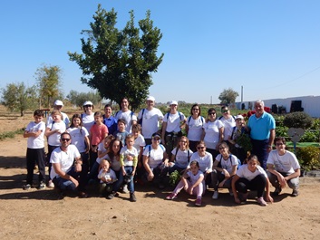 Voluntarios del Grupo tragsa en el Huerto Social del Comité Educativo Parque de Miraflores (Sevilla)