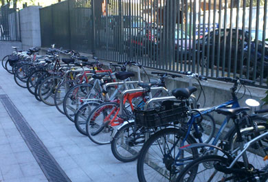 Bicicletas aparcadas en la calle