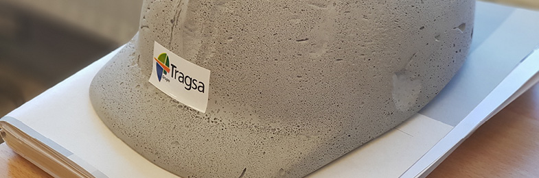 Casco de cemento con logotipo del Grupo Tragsa 