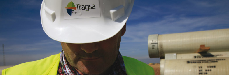 Trabajador de Tragsa con casco protector con logotipo de la empresa