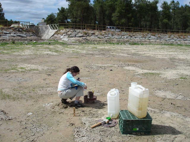 Trabajadora del Grupo Tragsa en las inmediaciones de un acuífero