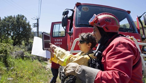 Técnico de Tragsa con personal de extinción de incendios