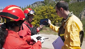 Técnico de Tragsa con personal de extinción de incendios
