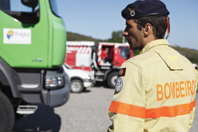 Vehículo de Tragsa y personal de extinción de incendios