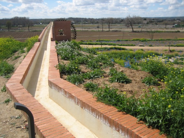 Parte superior del acueducto y vista parcial de la noria