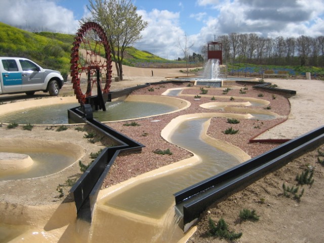 Canalizaciones de agua y vista de la noria en funicionamiento