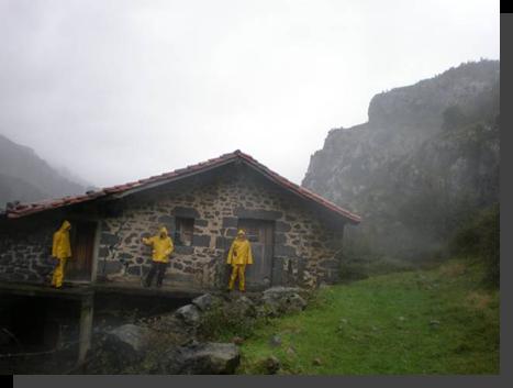 Vista frontal de una cabaña de piedra