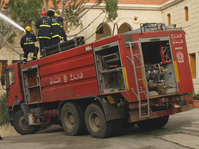 Bomberos libaneses en labor de extinción