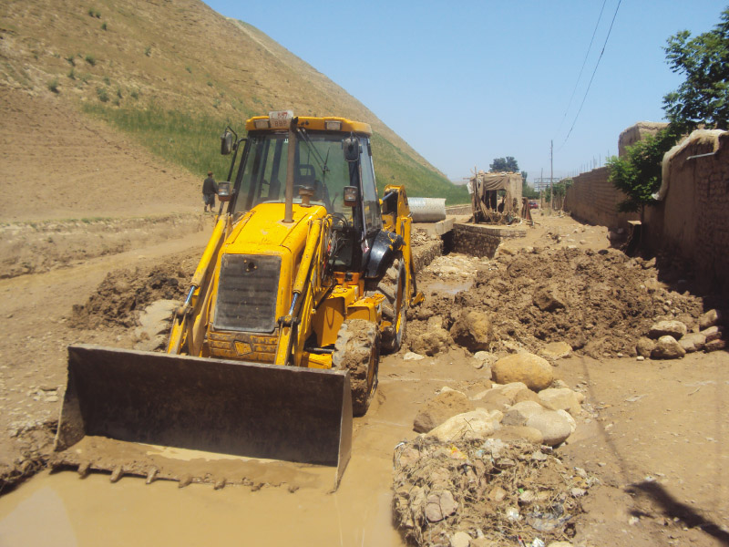 Maquinaria pesada realizando trabajos de construcción de carreteras