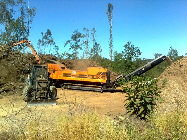 Recogida con maquinaria de restos vegetales