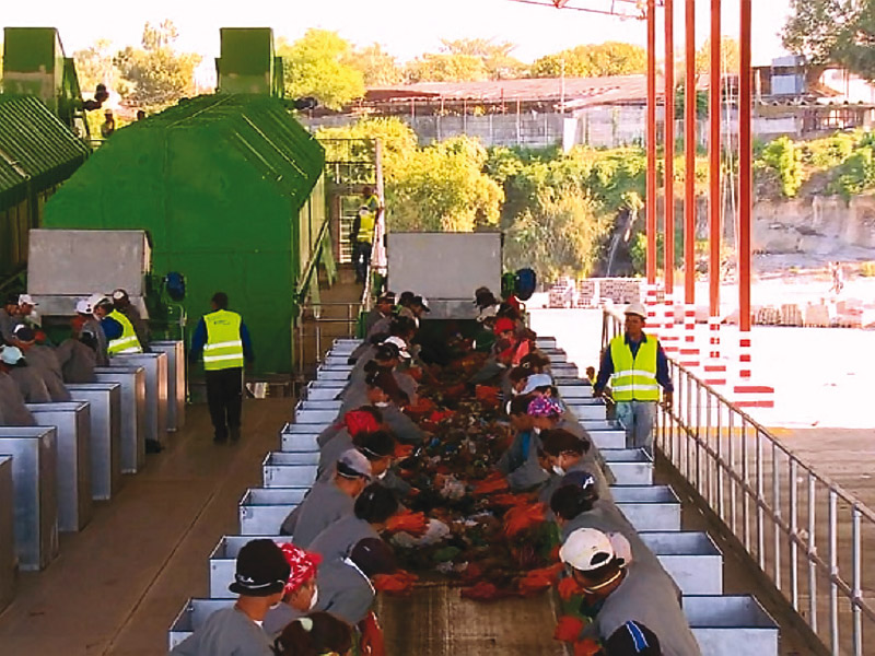 Trabajadores  clasificando residuos