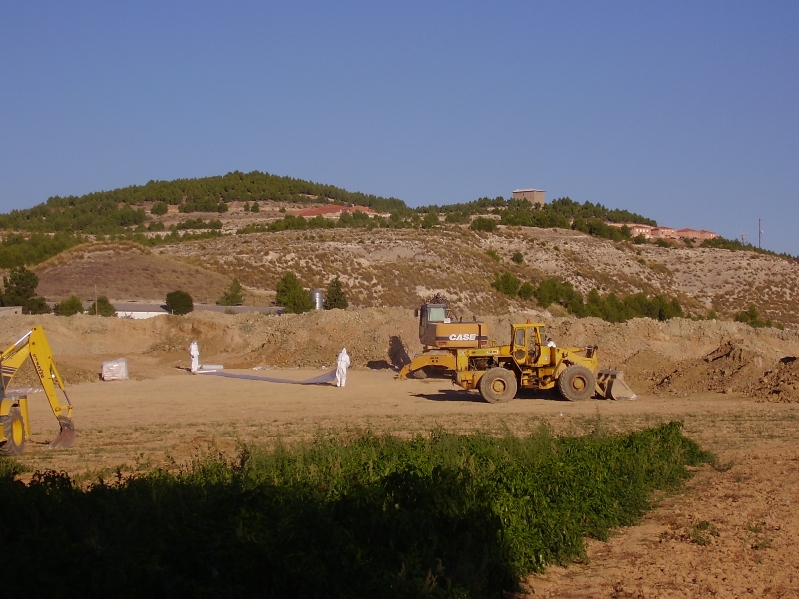 Excavadoras preparando el terreno para el enterramiento