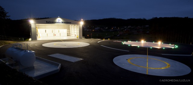 Vista aérea nocturna del helipuerto