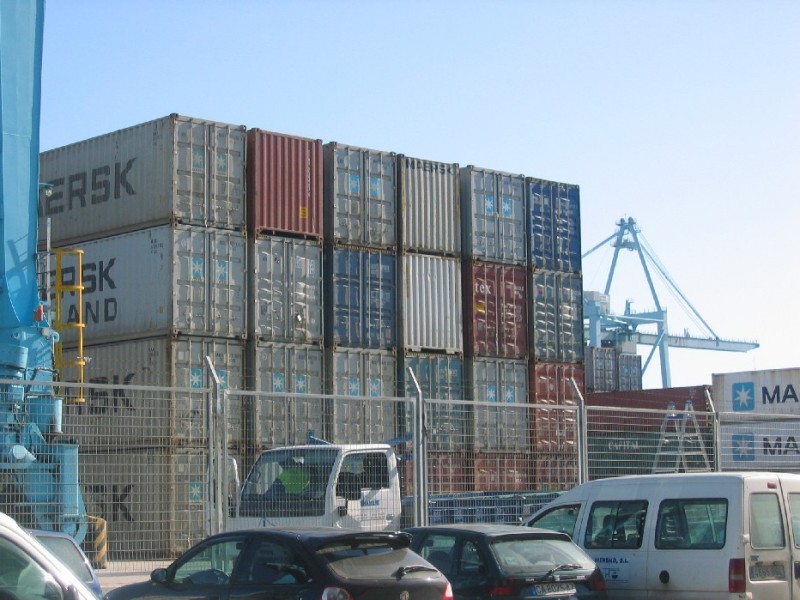 Contenedores de carga apilados en el muelle de carga del puerto