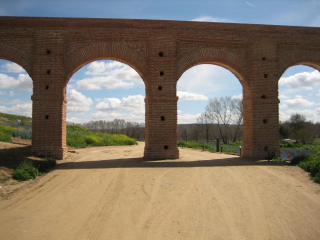 Vista frontal de los arcos del acueducto