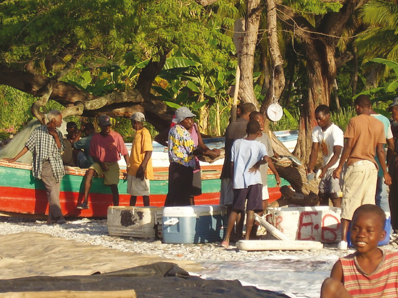 Beneficiarios del proyecto pesando alimentos