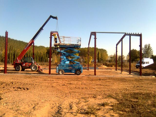 Maquinaria trabajando en la renovación de las instalaciones