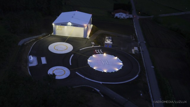 Vista aérea nocturna del helipuerto