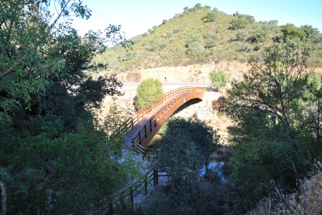 Camino de madera construido entre montañas