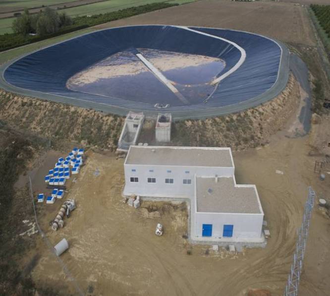 Vista aérea de una balsa de riego