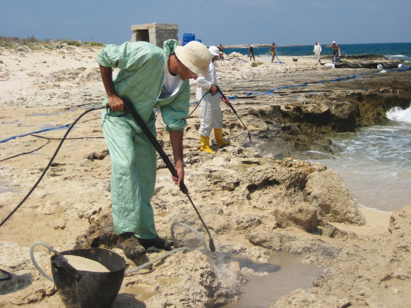 Trabajador en operaciones de limpieza de vertidos de hidrocarburos