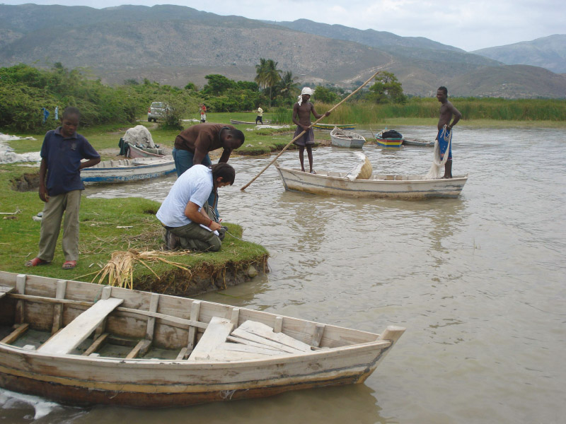Técnicos realizando labores de medición subida nivel del agua