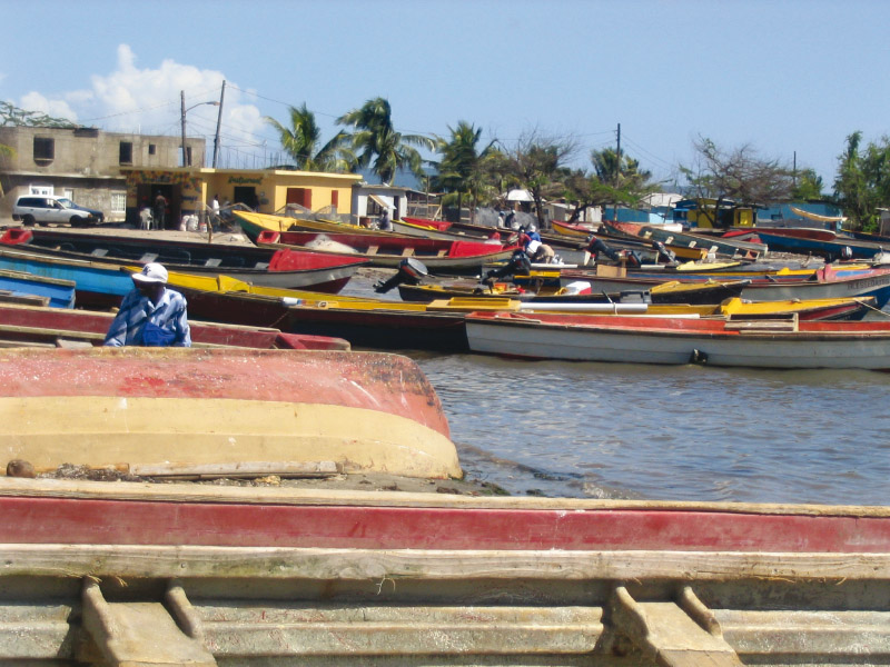Barcas en pequeño puerto pesquero