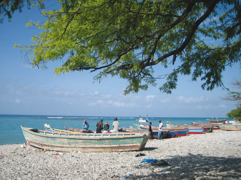 Pescadores beneficiarios junto a las barcas