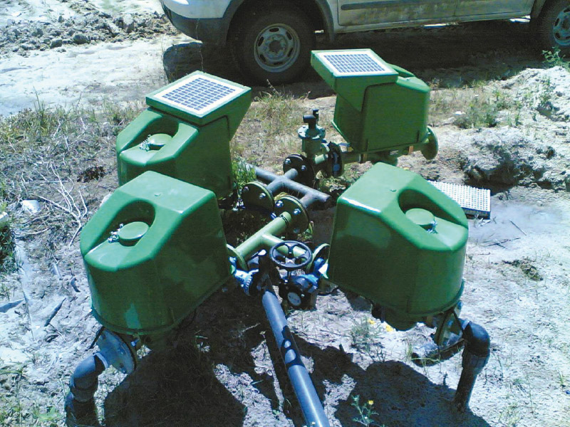 Cuatro hidrantes, dos con placas solares