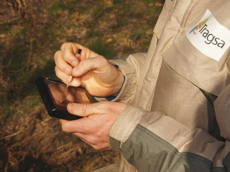 Técnico de campo manejando dispositivo móvil