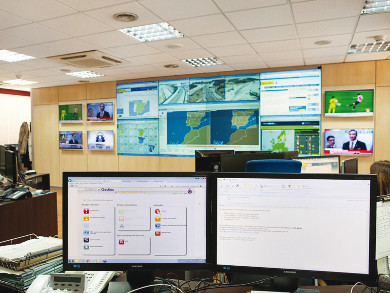 Sala con múltiples monitores para el seguimiento