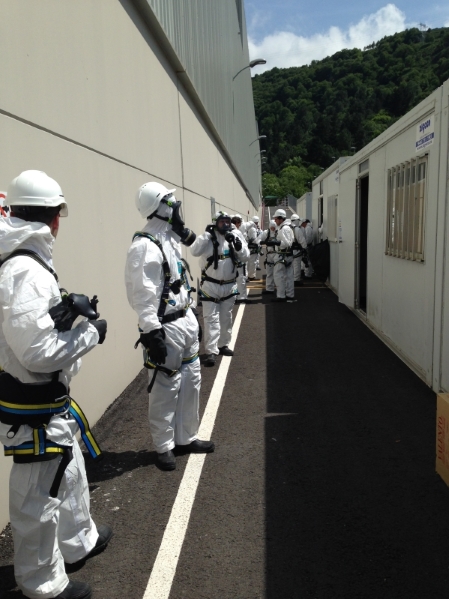 Workers preparing their intervention.