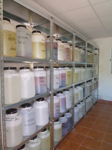 Estanterías con botes