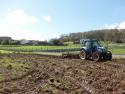 Tractor preparando el terreno para la plantación