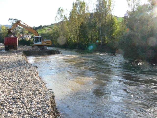 Maquinaria trabajando en la rectificación de la orilla del río