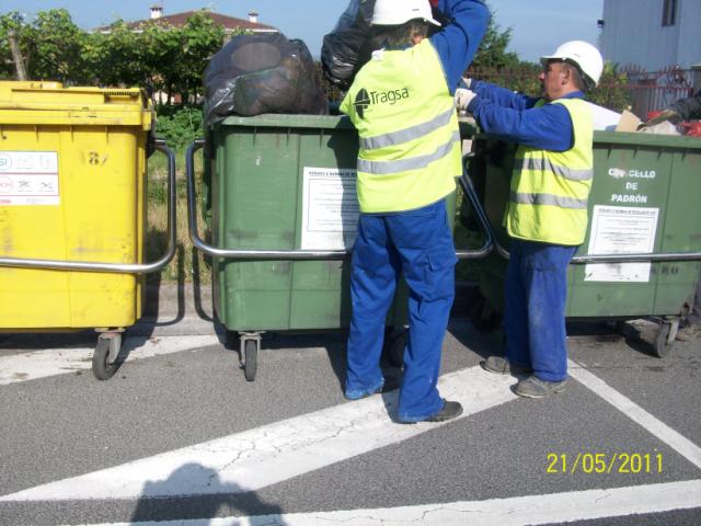 Operarios realizando trabajos de limpieza