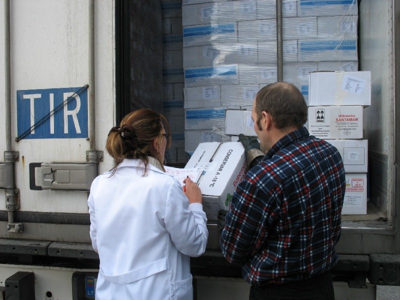 Técnicos inspeccionando el contenido de un camión