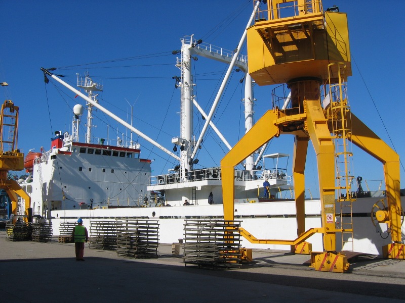 Puerto grúa de carga y barco de transporte